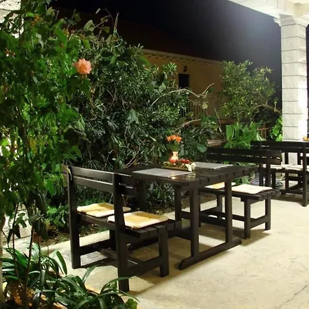 Magda- Comfort Backside Studio With Outside Patio Apartman