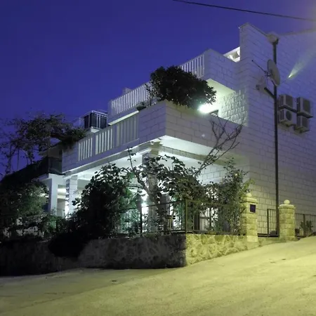 Magda- Comfort Backside Studio With Outside Patio Cavtat